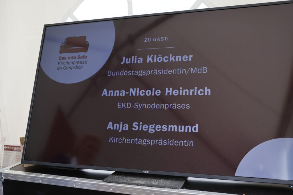 39DEKT_Gespraech_Julia_Kloeckner_Rotes_Sofa_Mahjoub_007