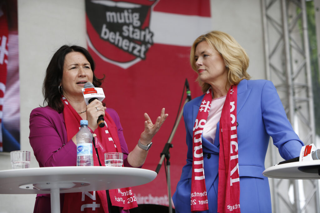 39DEKT_Gespraech_Julia_Kloeckner_Rotes_Sofa_Mahjoub_009